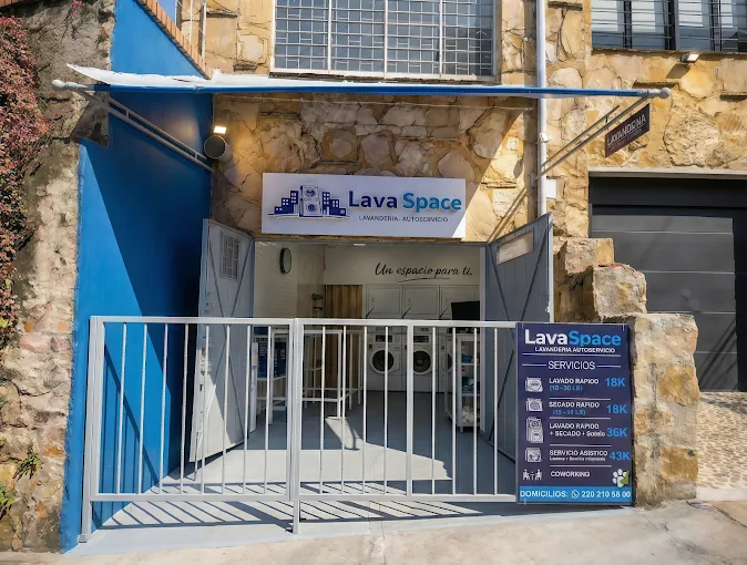 Fachada de LavaSpace, lavandería autoservicio en Chapinero
